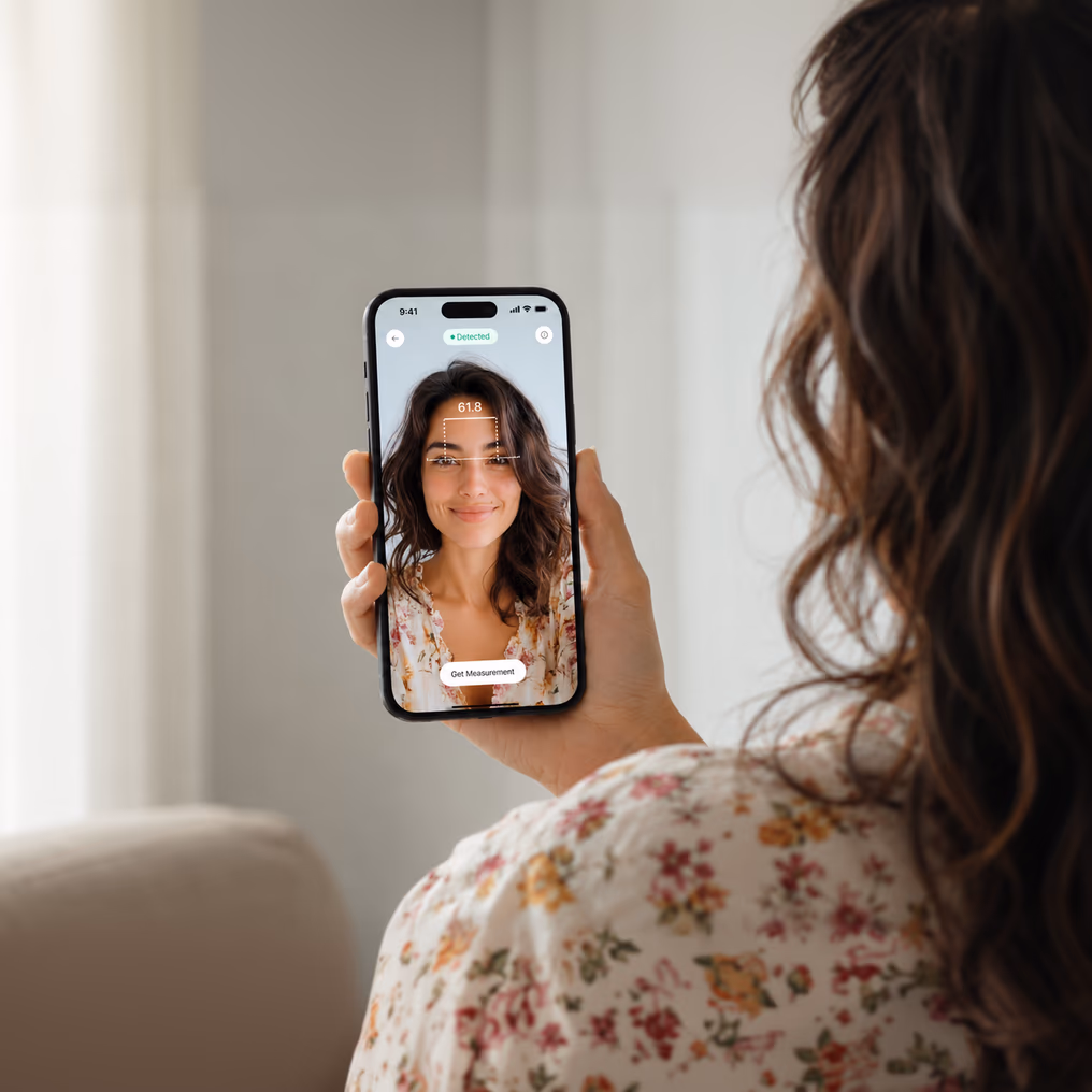 Person measuring their pupillary distance with the iPhone front camera