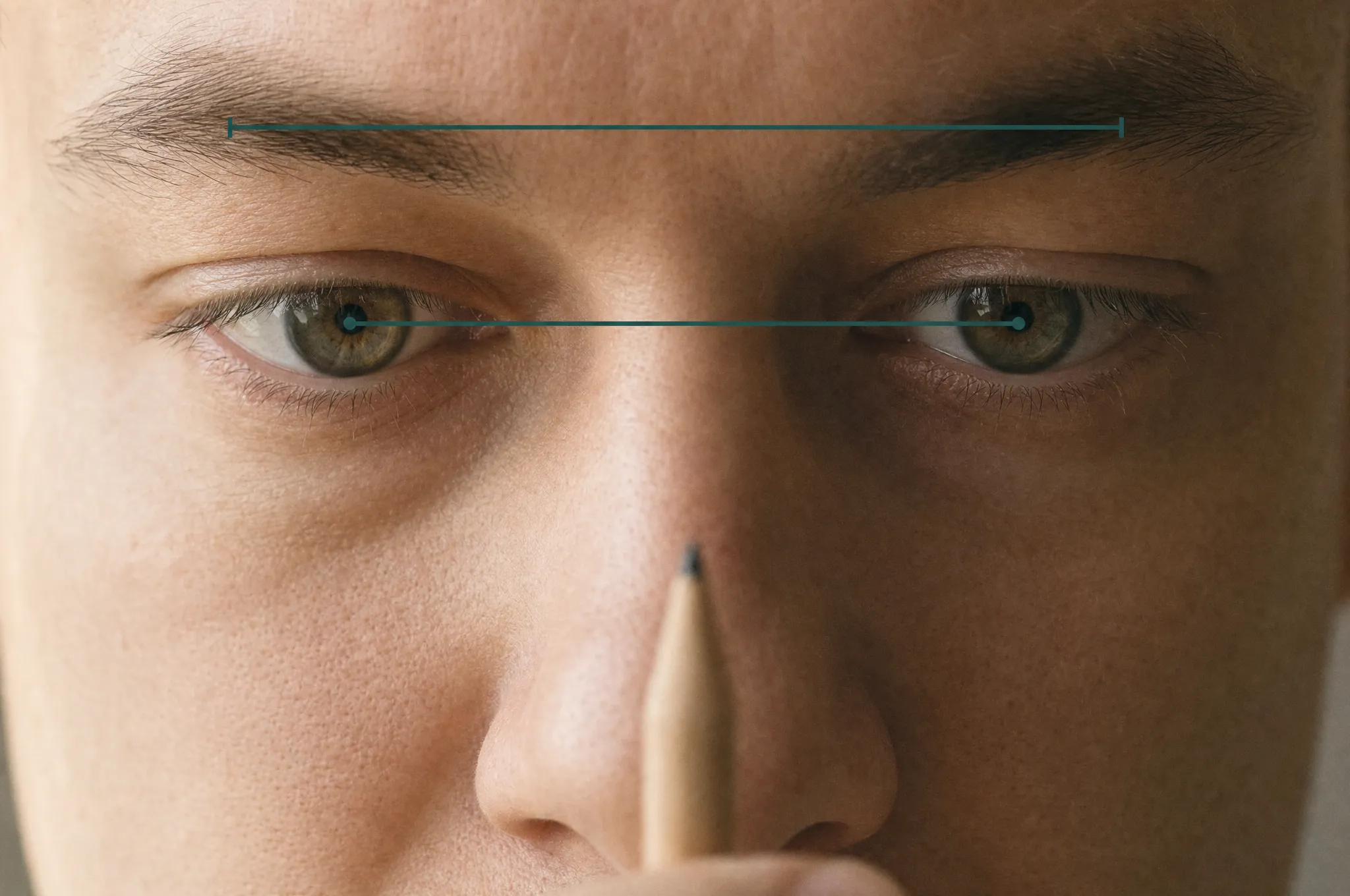 Eyes converged on a pencil tip held close, with the shorter near span drawn between the pupils and the longer far span above